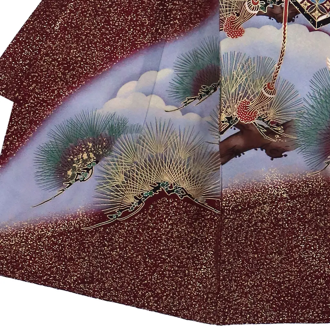 お宮参り産着／紫檀（したん）色に金箔、鷹と富士の祝い着／男児／左裾詳細