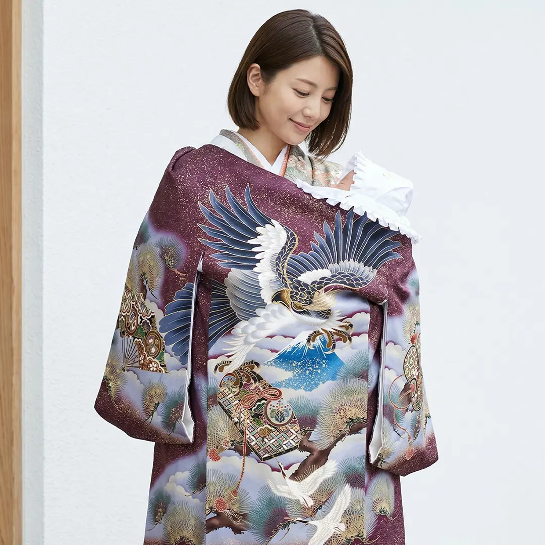 お宮参り産着／紫檀（したん）色に金箔、鷹と富士の祝い着／男児／着用イメージ