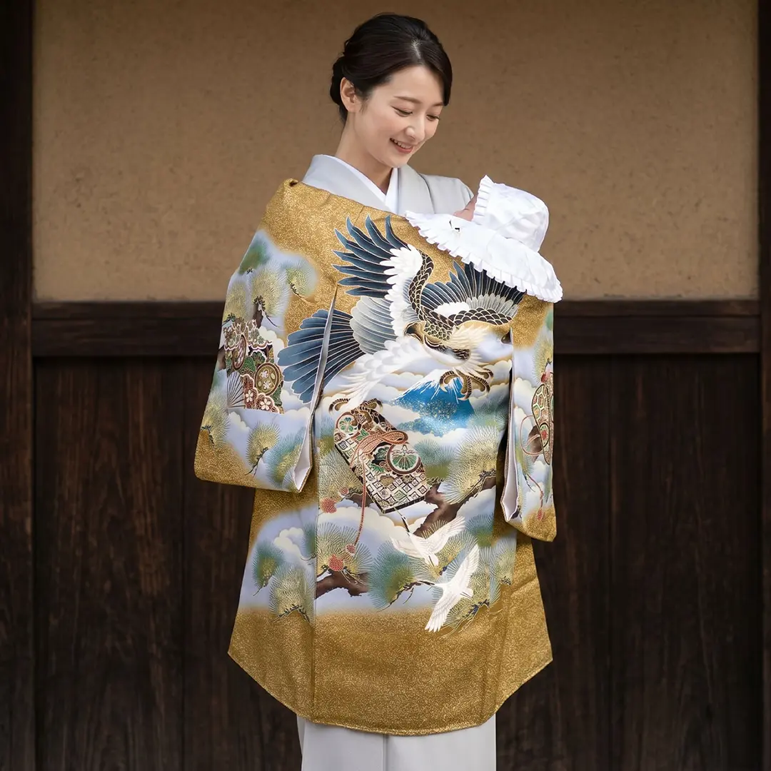 お宮参り産着／桑茶に金箔、鷹と富士の祝い着／男児／着用イメージ
