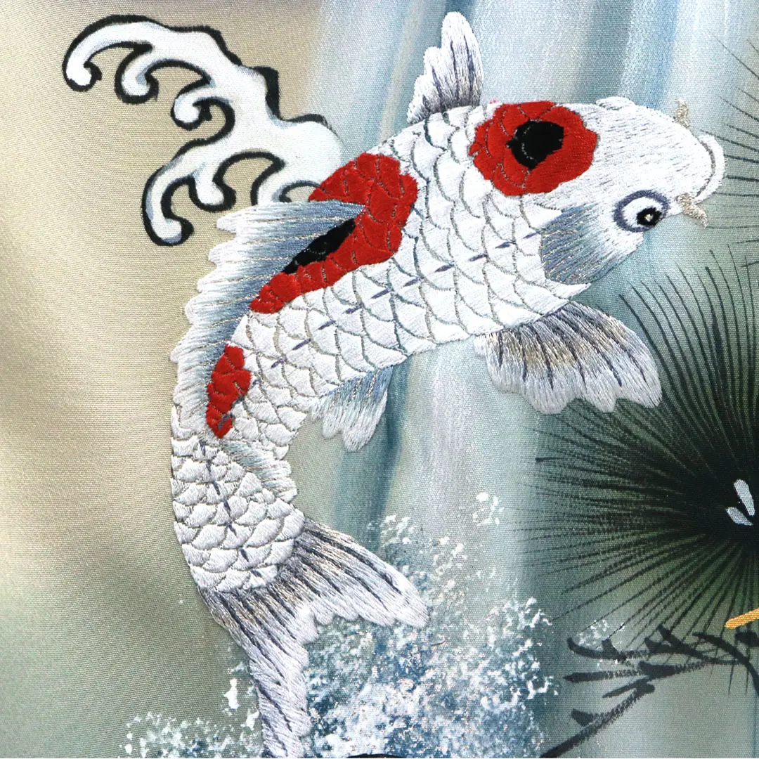 お宮参り産着／【刺繍】 黒地に鯉と滝の祝い着／男児／背中の鯉詳細