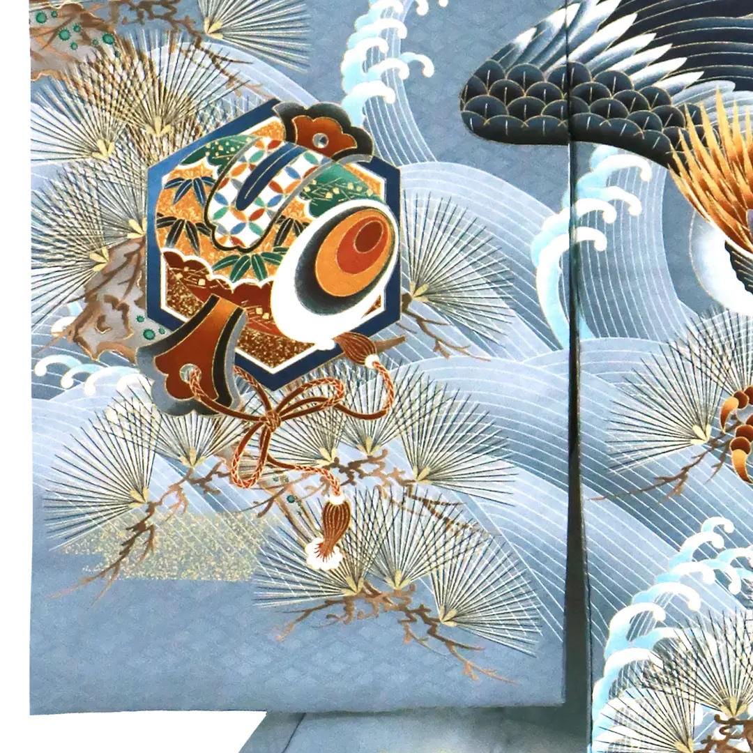 お宮参り産着／藍鼠（あいねず）地に鷹と松の祝い着／男児（ポリエステル）／左袖詳細