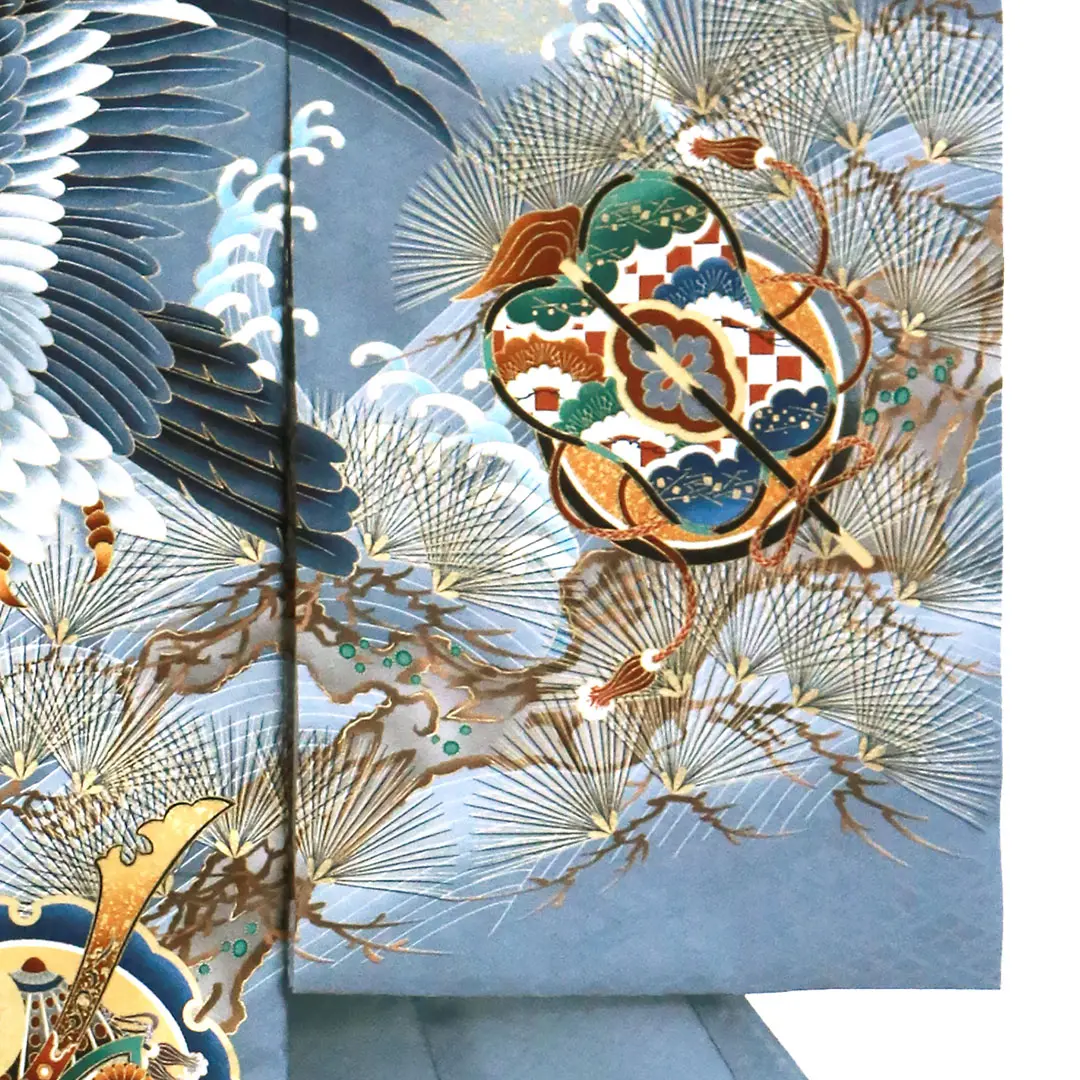 お宮参り産着／藍鼠（あいねず）地に鷹と松の祝い着／男児（ポリエステル）／右袖詳細