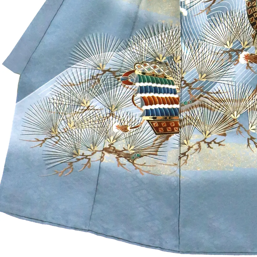 お宮参り産着／藍鼠（あいねず）地に鷹と松の祝い着／男児（ポリエステル）／左裾詳細