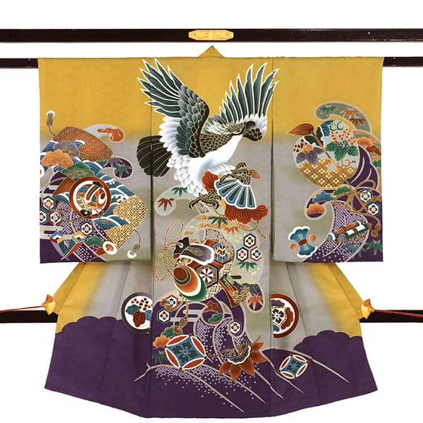 お宮参り産着／櫨染（はじぞめ）色に鷹と打ち出の小槌の祝い着／男児（ポリエステル）