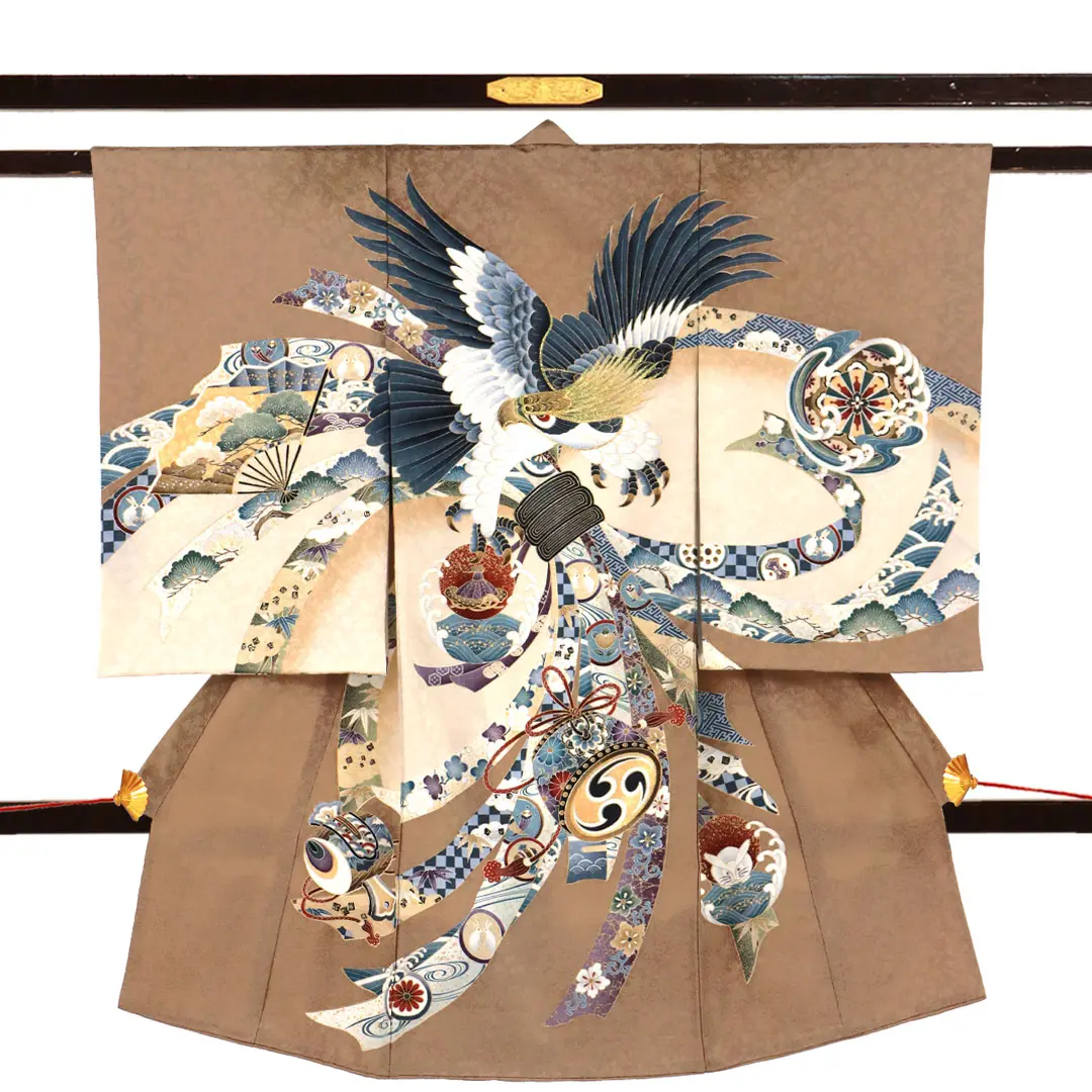 お宮参り産着／薄茶色に鷹と束ね熨斗、吉祥文様の祝い着／男児