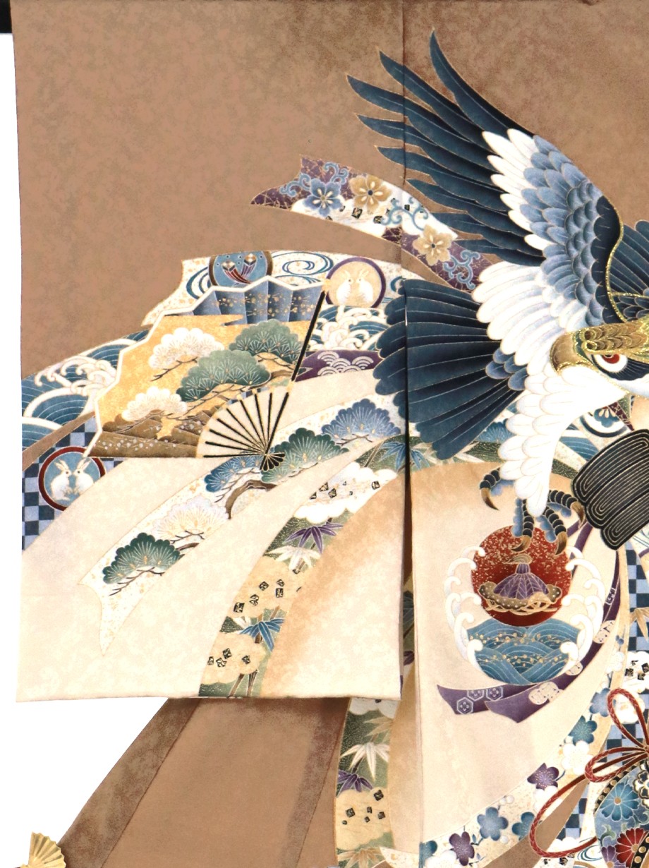 薄茶色に鷹と束ね熨斗、吉祥文様の祝い着（産着）／男児