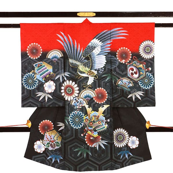 紅緋色に鷹と兜の祝い着（産着）／男児（ポリエステル）