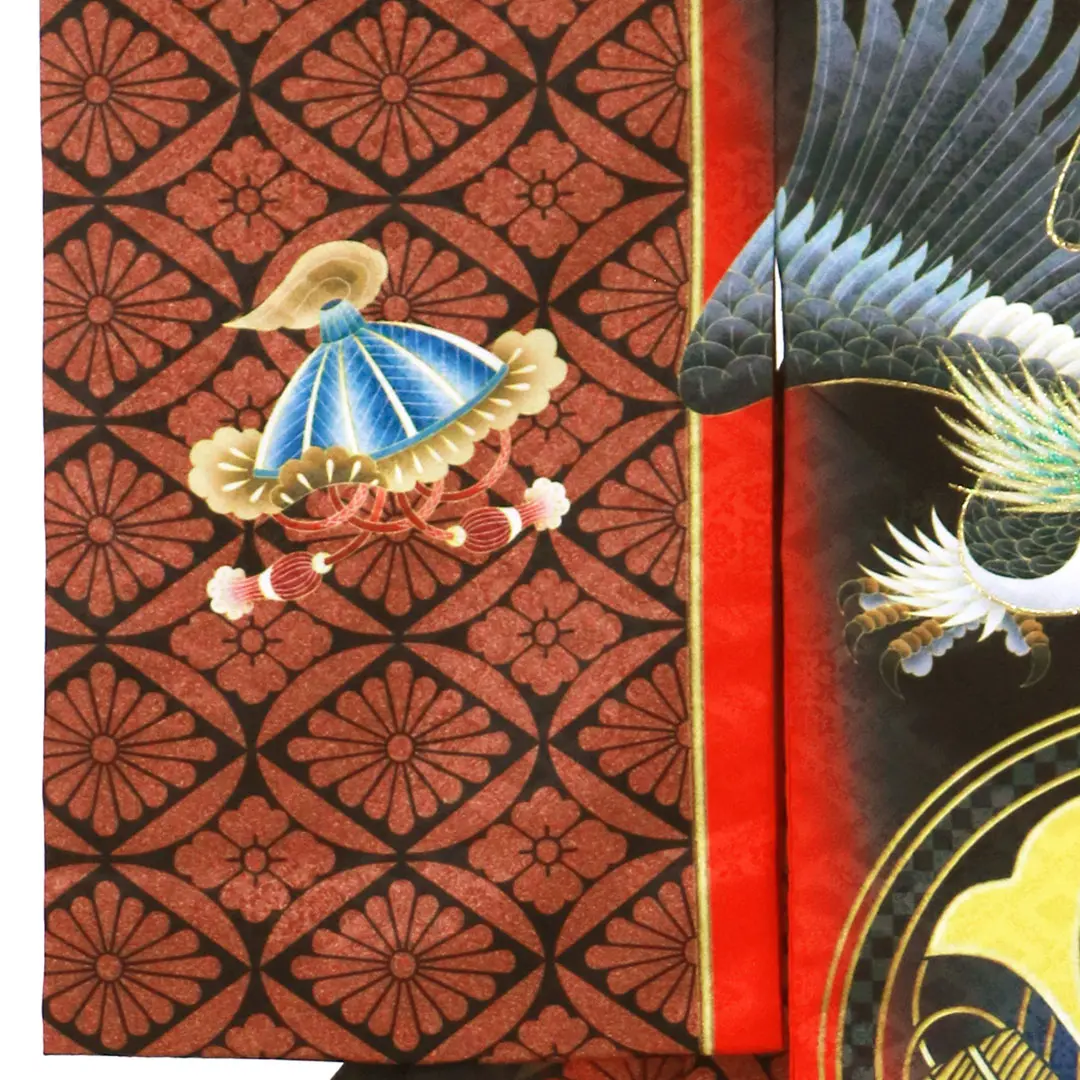 黒と赤の地に鷹と菊菱文様の祝い着（産着）／男児（ポリエステル）／左袖詳細