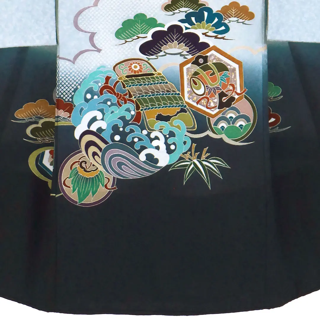 お宮参り産着／藍鉄地に兜と吉祥柄の祝い着／男児／裾中央詳細
