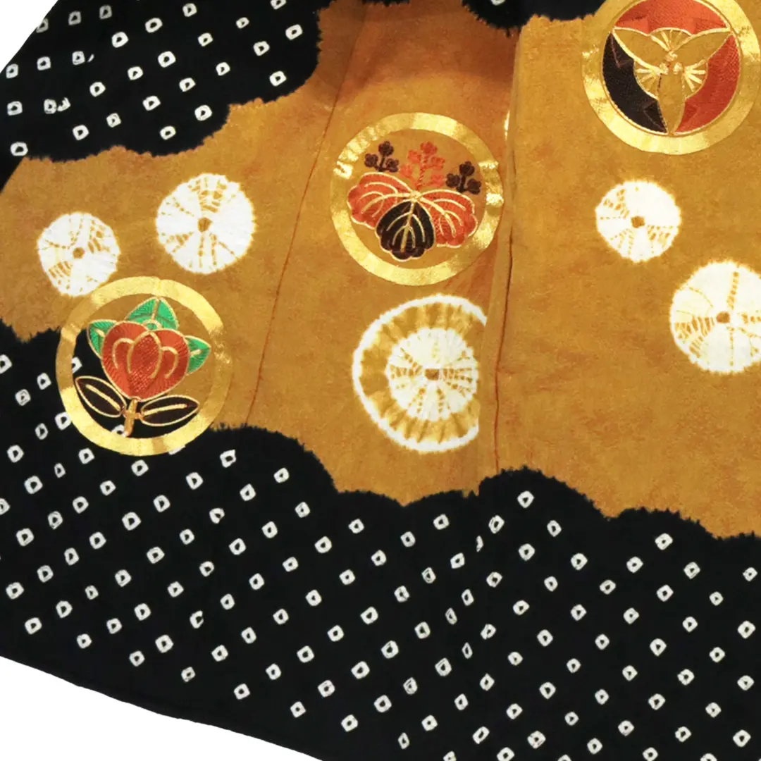 お宮参り産着レンタル／黒地に鹿の子絞り、兜と紋尽くしの祝い着／男児