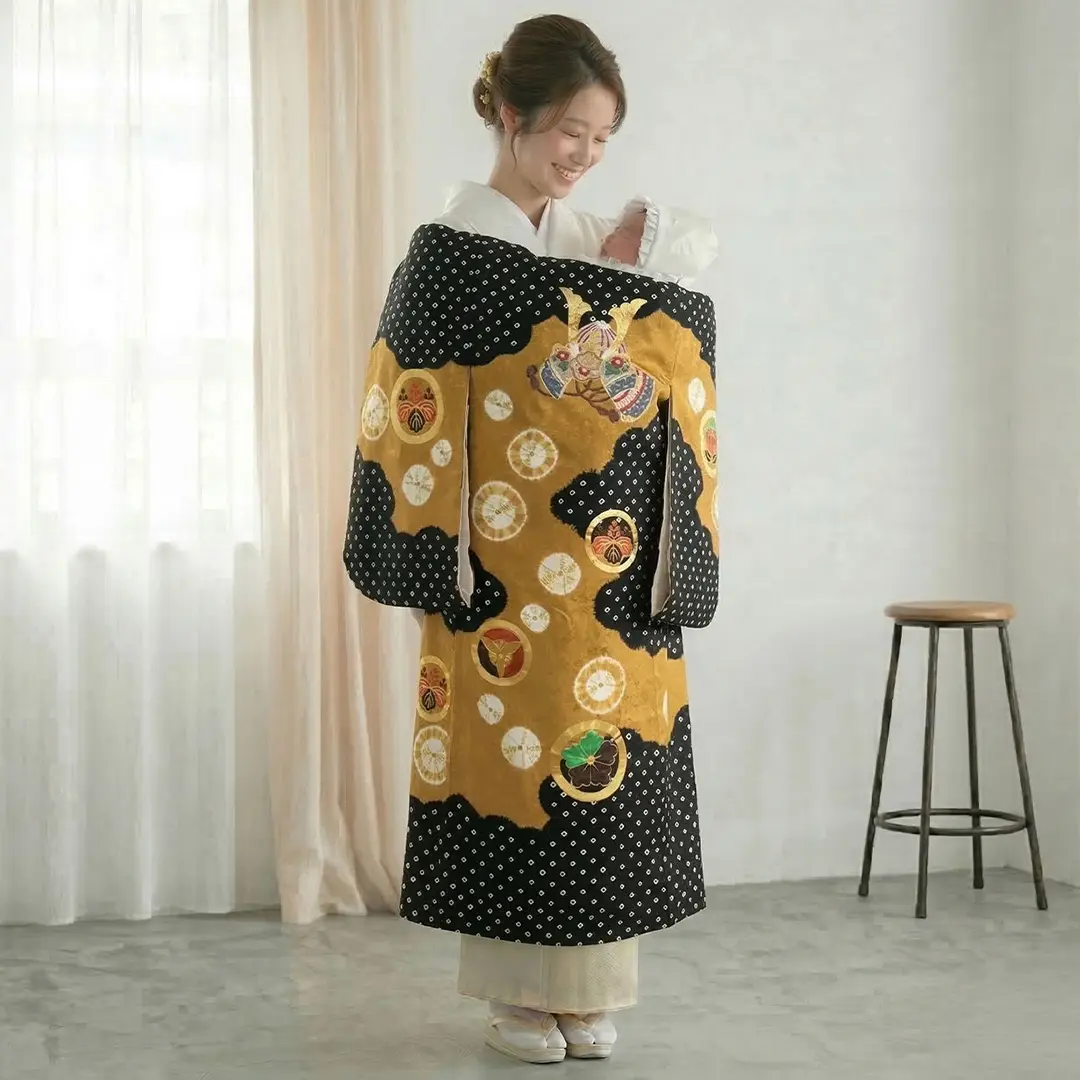 お宮参り産着／黒地に鹿の子絞り、兜と紋尽くしの祝い着／男児