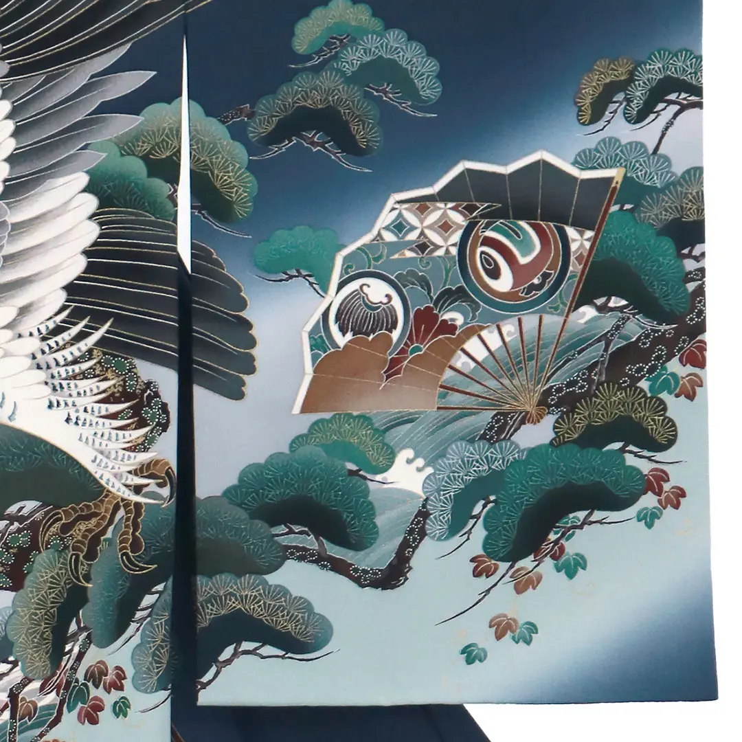 お宮参り産着／鉄紺地に鷹と松、打ち出の小槌の祝い着／男児／右袖詳細