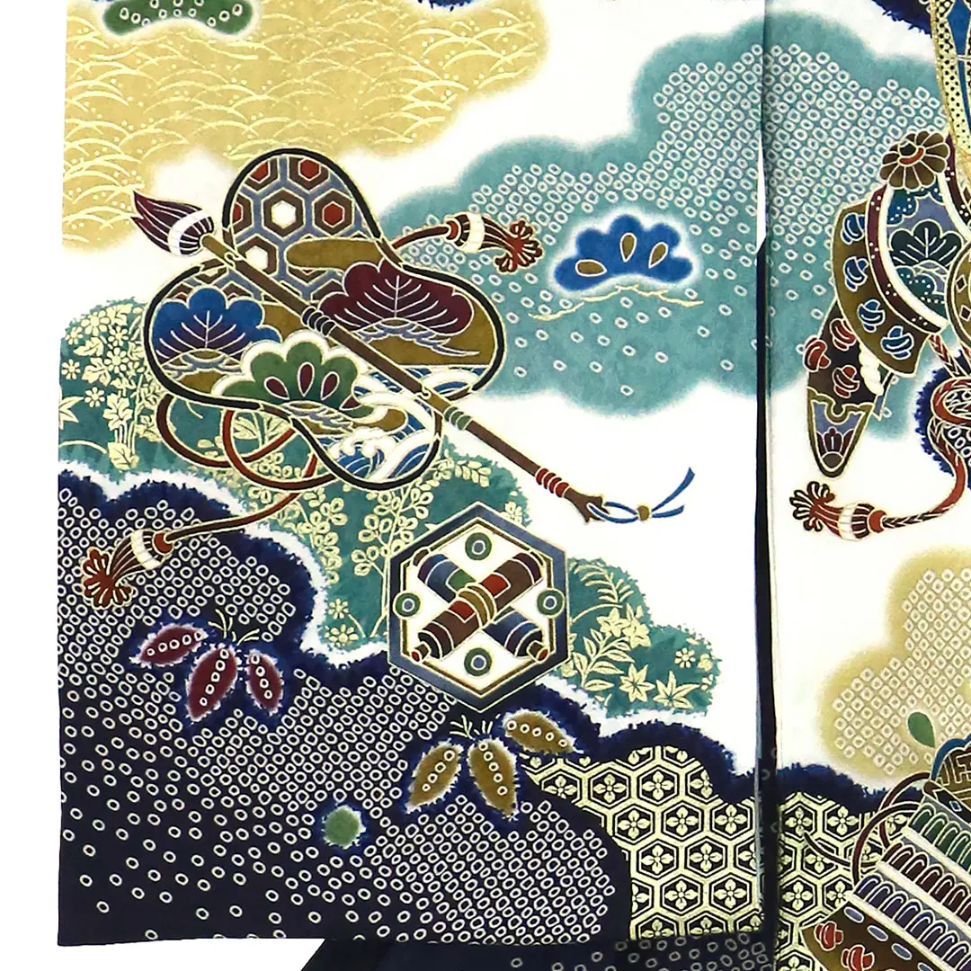 紺地に疋田（ひった）柄、兜の祝い着／男児 左袖詳細