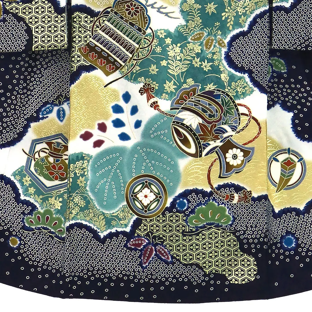 紺地に疋田（ひった）柄、兜の祝い着／男児 裾中央詳細