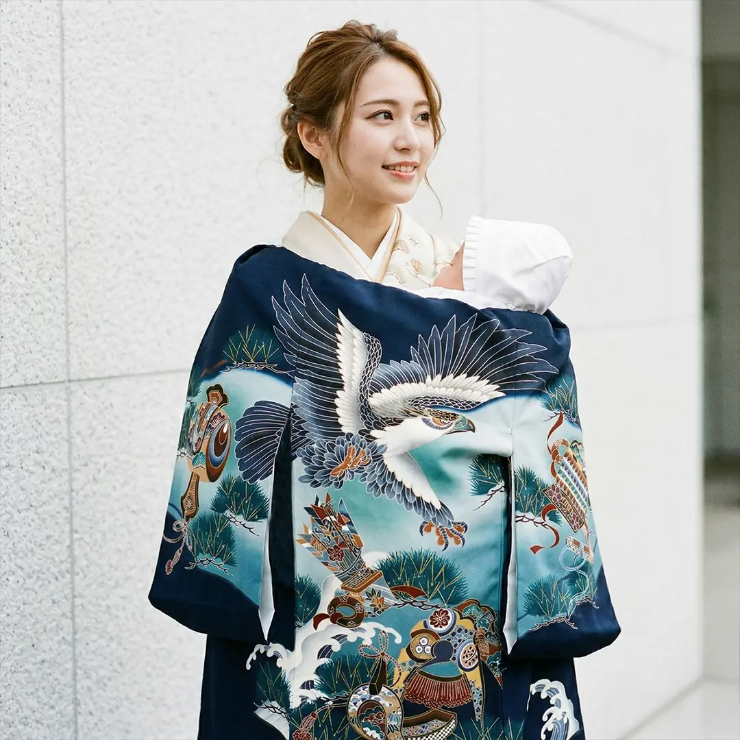 【新品】人気の濃紺豪華刺繍入り❗️お宮参り 産着 祝着☆襦袢付 たとう紙付 お宮参り産着／濃紺地に鷹と松葉の祝い着／男児 | お宮参りの産着