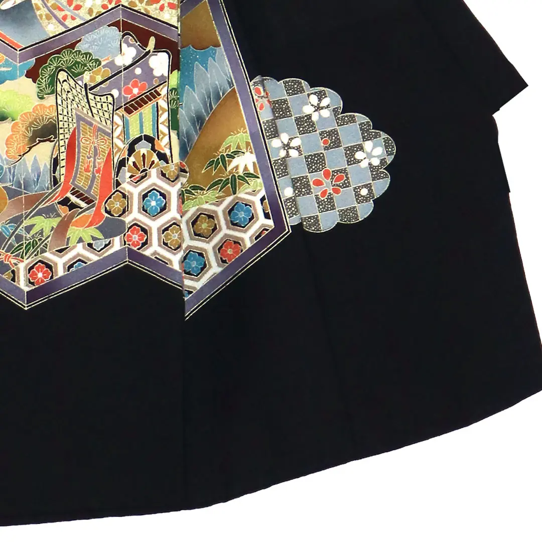 お宮参り産着／黒地に白銀の鷹、屏風の祝い着／男児／右裾詳細