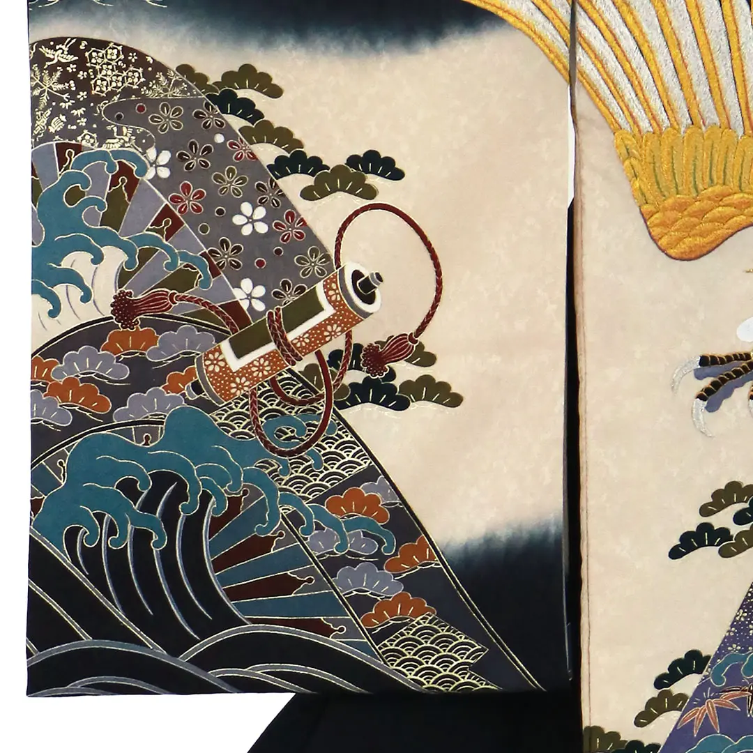 【刺繍】 お宮参り産着／黒地に黄金の鷹、兜に波の祝い着／男児／左袖詳細