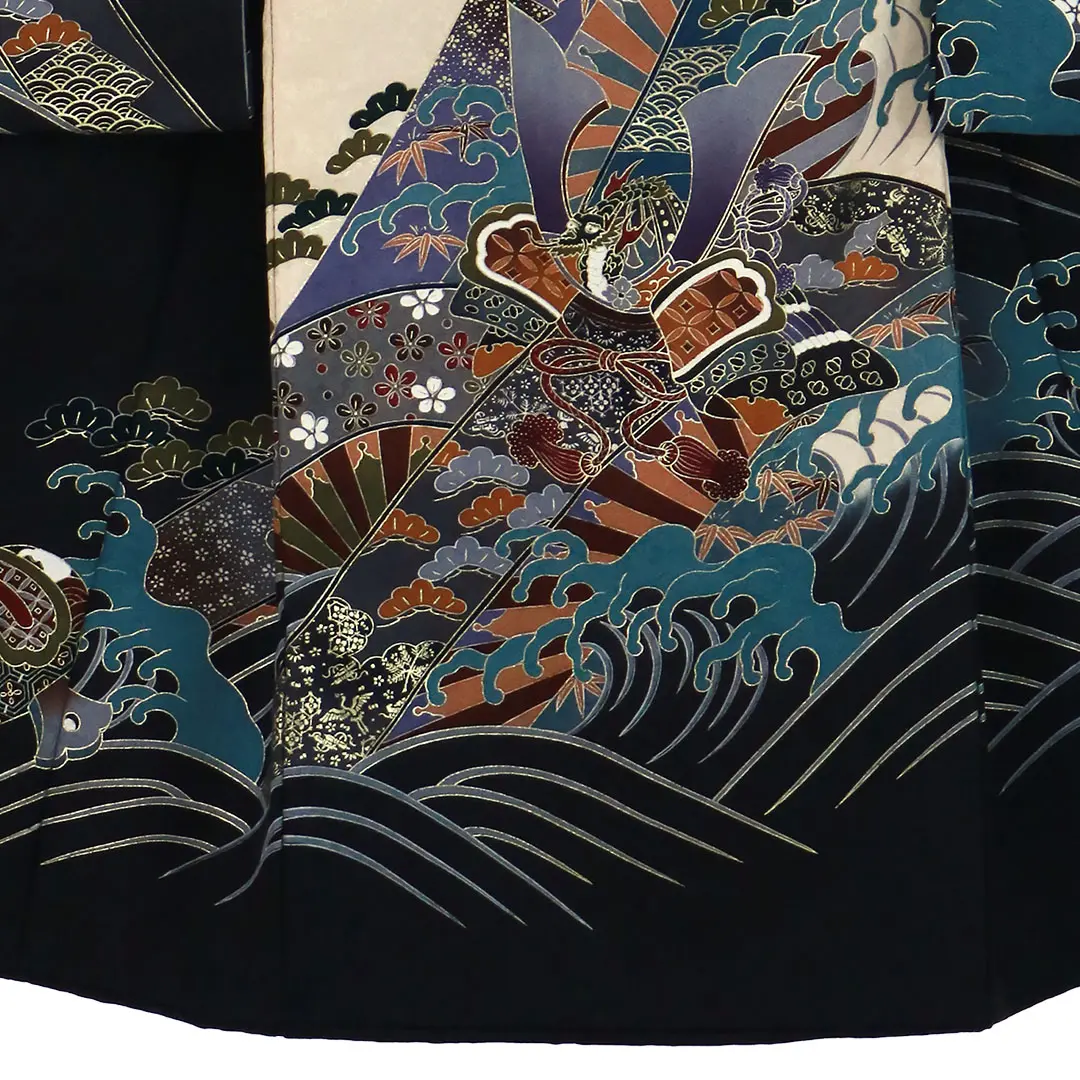 【刺繍】 お宮参り産着／黒地に黄金の鷹、兜に波の祝い着／男児／裾中央詳細