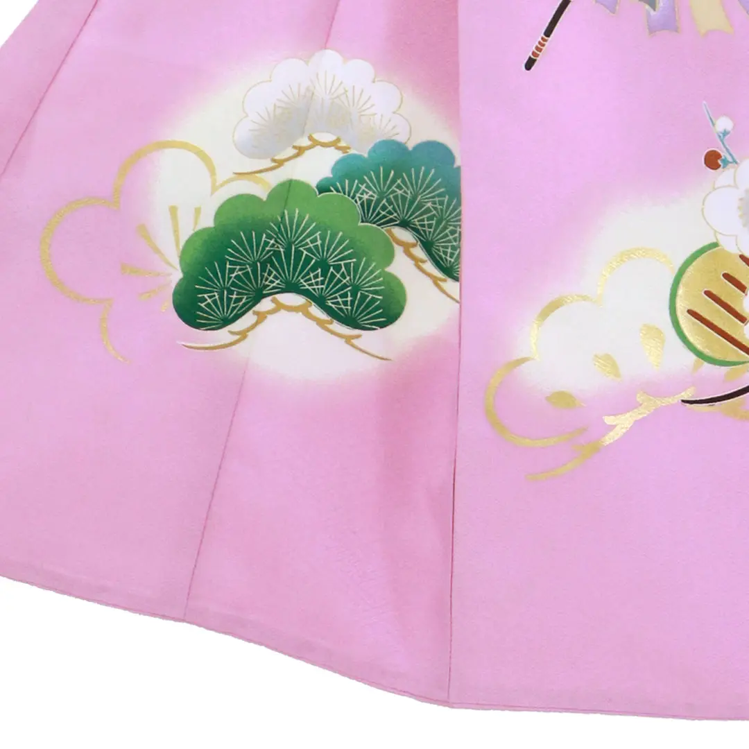 お宮参り産着／菖蒲（あやめ）色に鷹と松・梅の祝い着／男児（ポリエステル）／左裾詳細