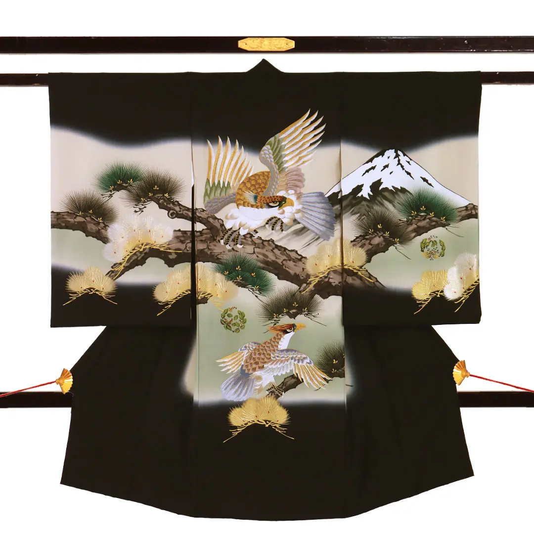 【総刺繍】 お宮参り産着／黒地の鷹と富士山、松の祝い着／男児