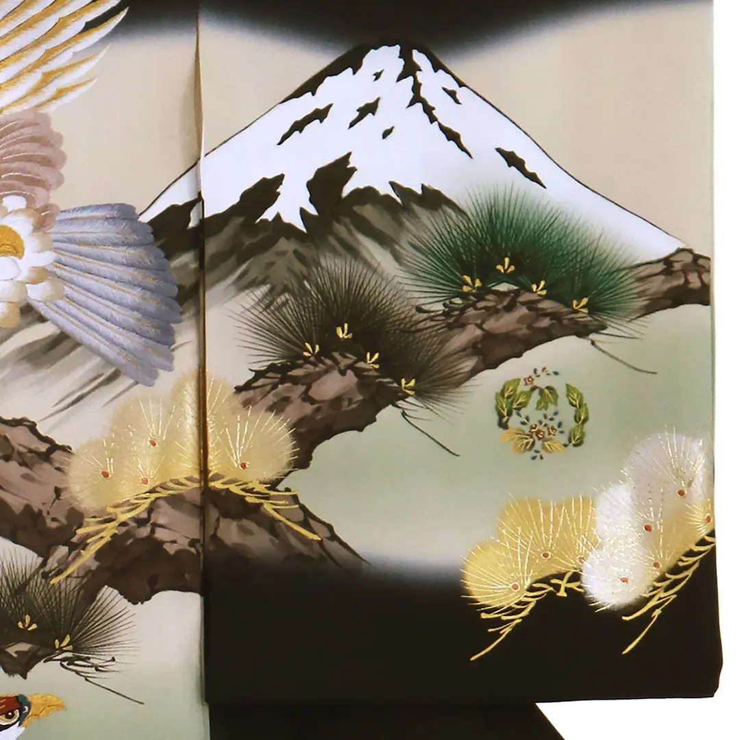 【総刺繍】 お宮参り産着／黒地の鷹と富士山、松の祝い着／男児／右袖詳細