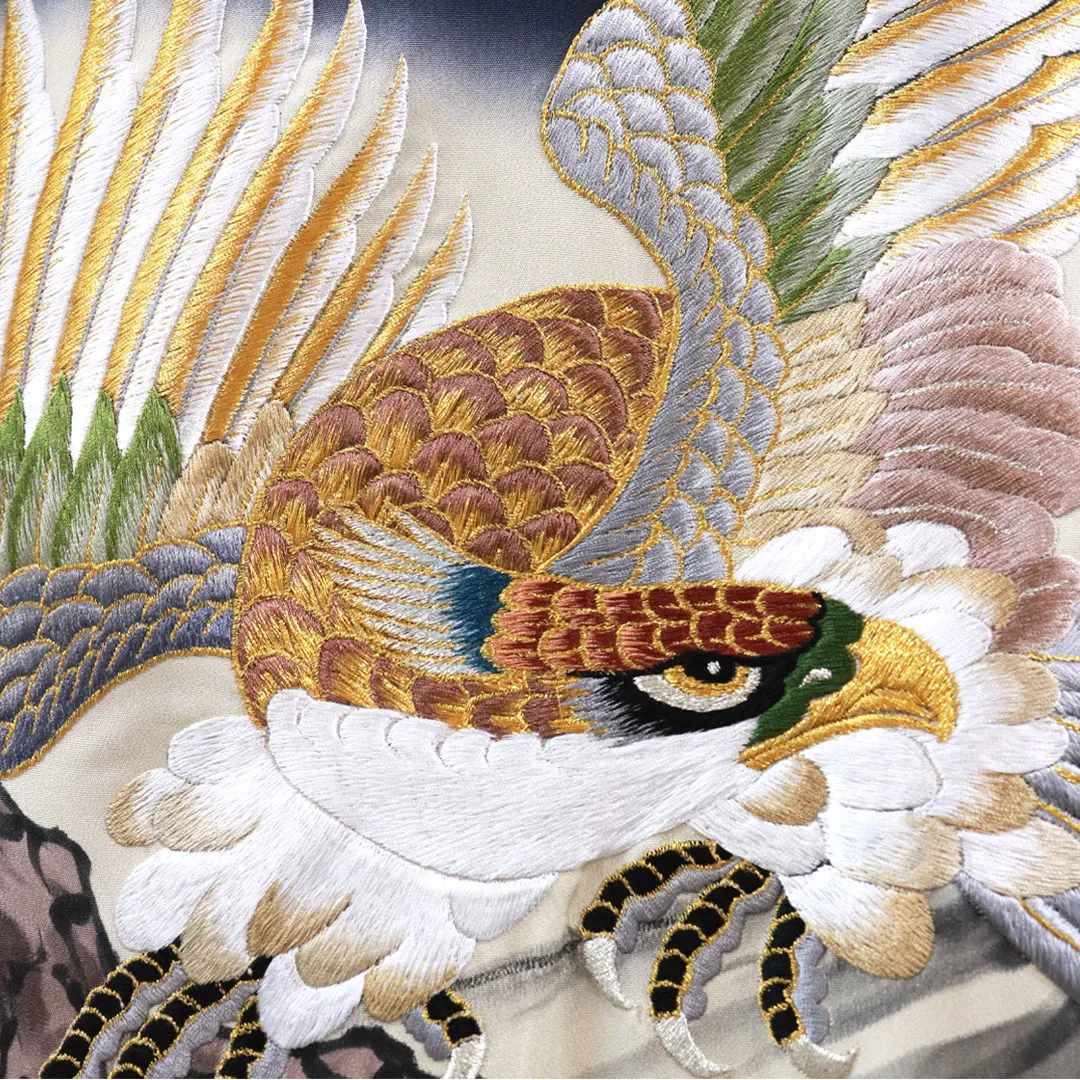 【総刺繍】 お宮参り産着／黒地の鷹と富士山、松の祝い着／男児／背中の鷹詳細