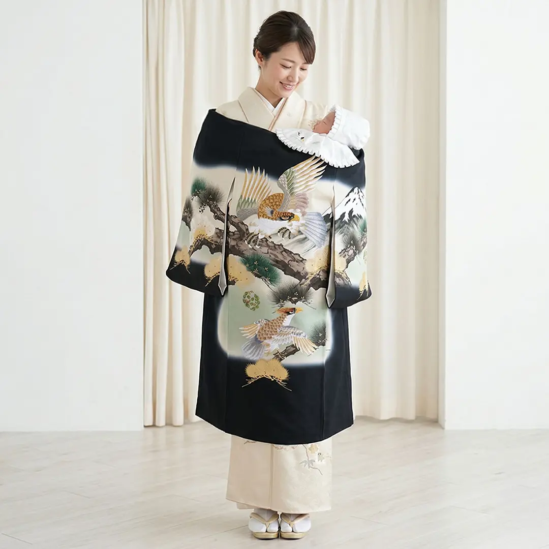 【総刺繍】 お宮参り産着／黒地の鷹と富士山、松の祝い着／男児／着用イメージ