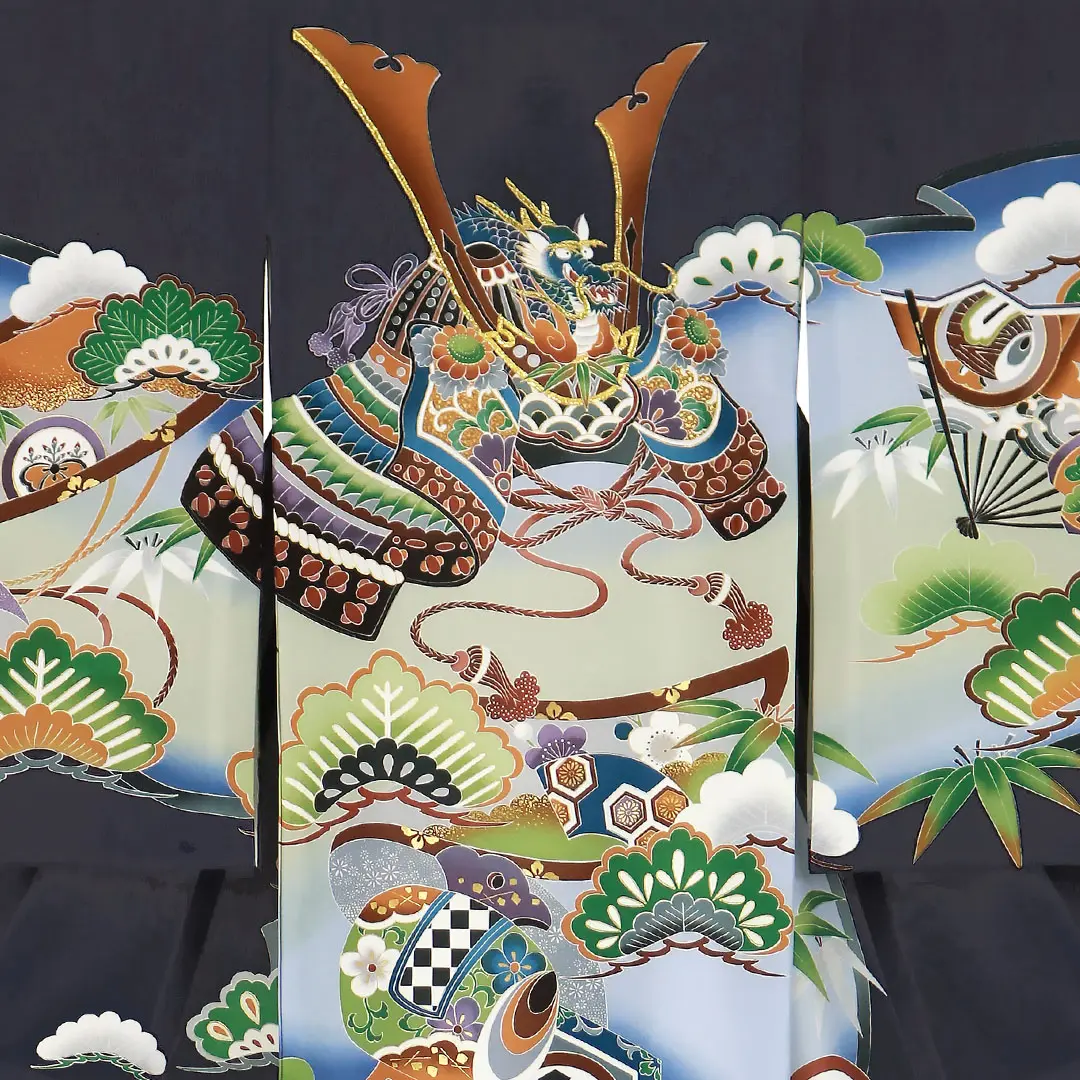 紺地に兜と小槌、松の祝い着（産着）／男児／背中詳細