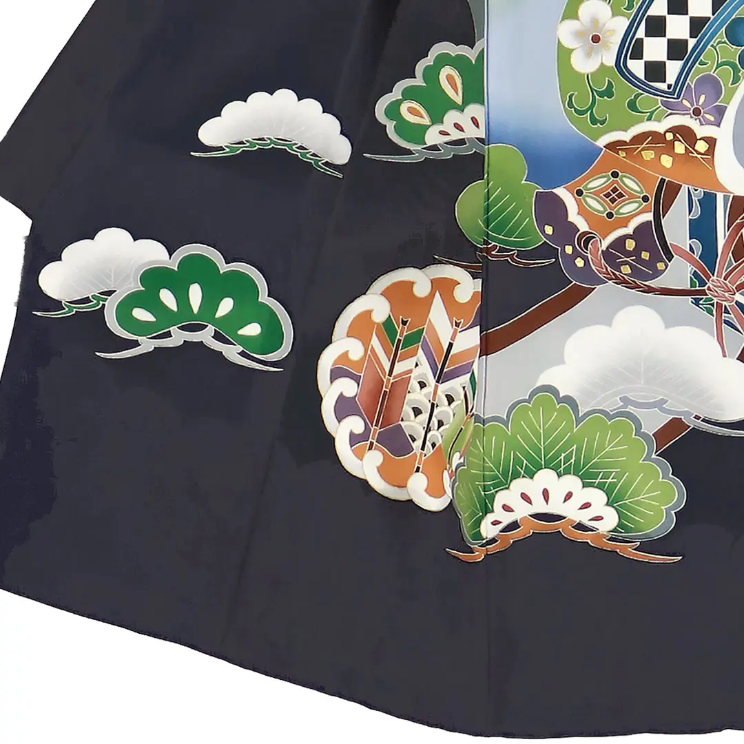 お宮参り産着／紺地に兜と小槌、松の祝い着／男児／左裾詳細