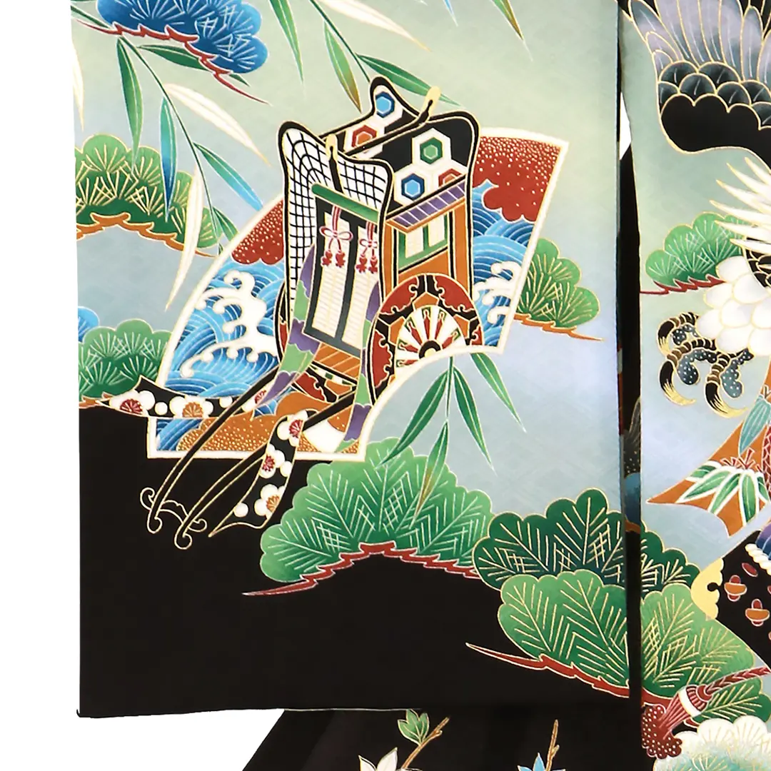 お宮参り産着／黒地に鷹と熨斗に太鼓の祝い着／男児／左袖詳細