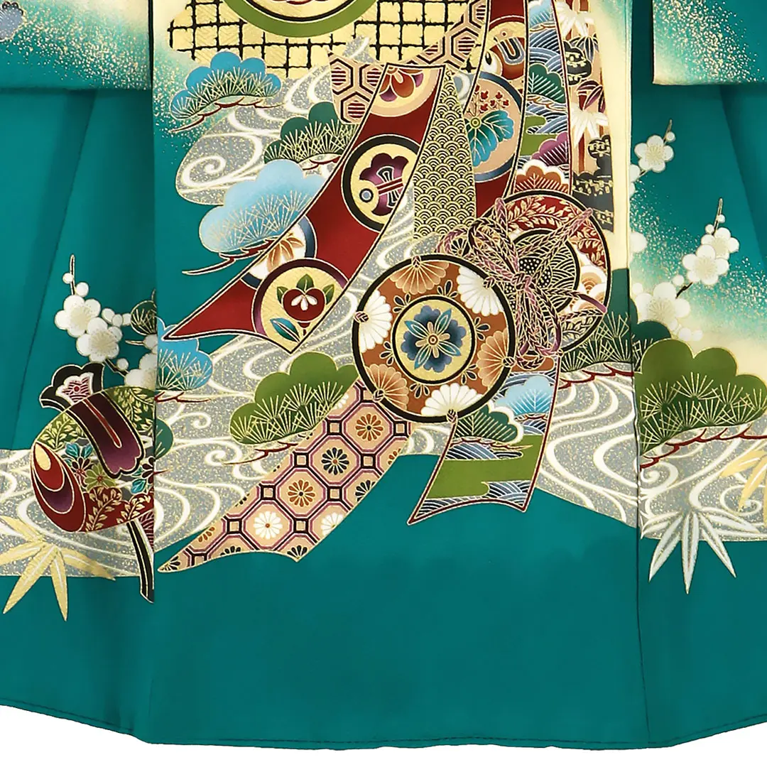 お宮参り産着／グリーン地に鷹と束ね熨斗、御所車の祝い着／男児／裾中央詳細