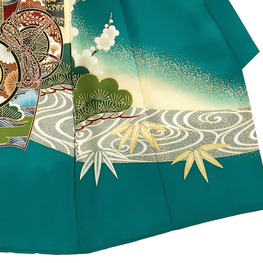 お宮参り産着／グリーン地に鷹と束ね熨斗、御所車の祝い着／男児／右裾詳細