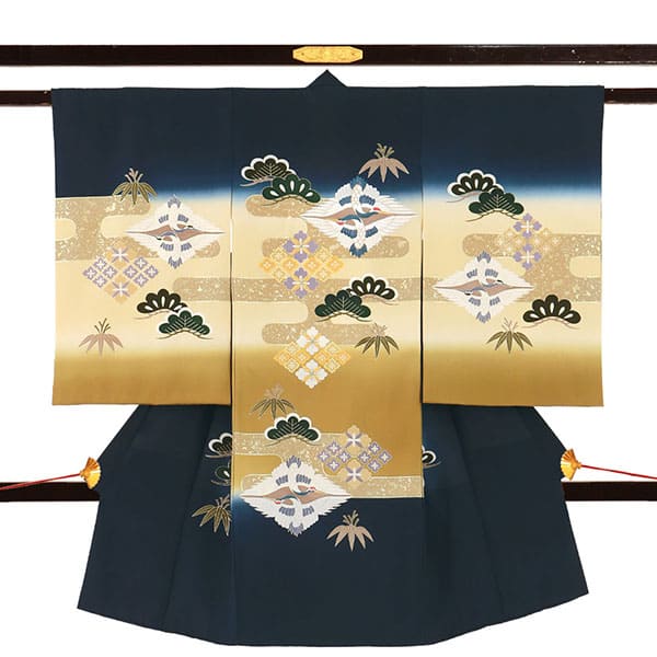 お宮参り産着／紺色地に向い鶴菱に松の祝い着／男児