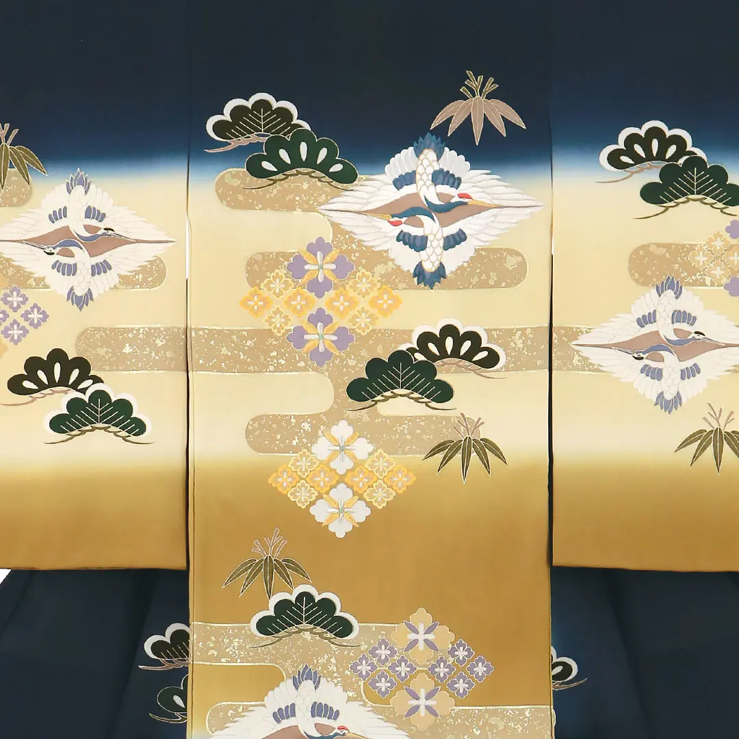 お宮参り産着／紺色地に向い鶴菱に松の祝い着／男児／背中詳細
