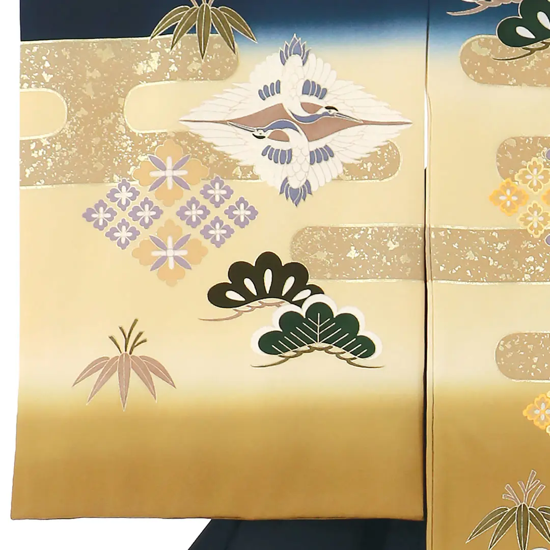 お宮参り産着／紺色地に向い鶴菱に松の祝い着／男児／左袖詳細