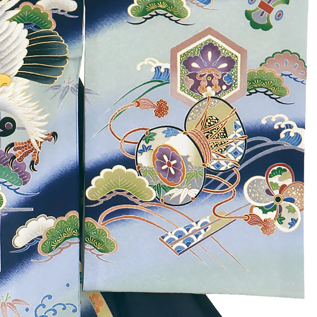 お宮参り産着／紺地に鷹と鏡、地紙の祝い着／男児／右袖詳細