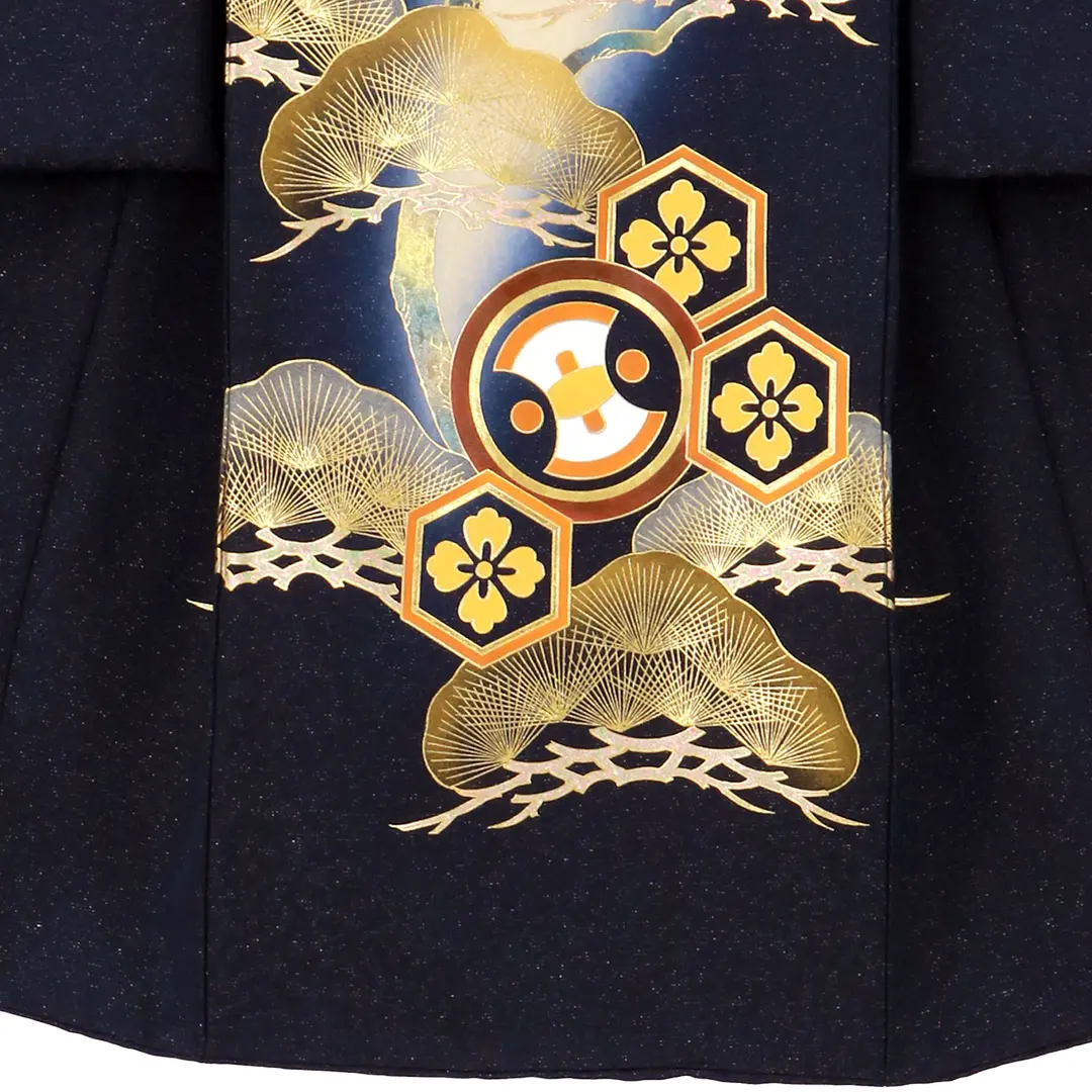 【金彩】お宮参り産着／紺地に鷹と松に亀甲の祝い着／男児／裾中央詳細