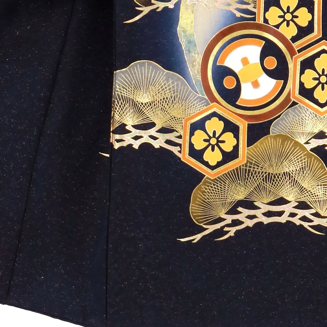 【金彩】お宮参り産着／紺地に鷹と松に亀甲の祝い着／男児／左裾詳細