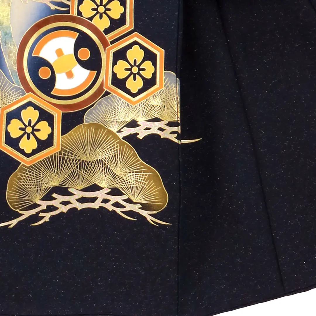 【金彩】お宮参り産着／紺地に鷹と松に亀甲の祝い着／男児／右裾詳細