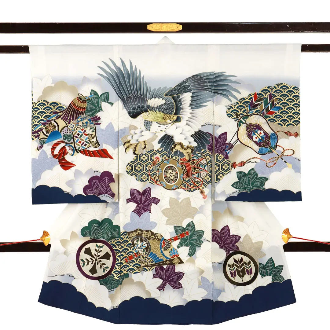 白地に鷹と鼓、楓の葉の祝い着（産着）／男児／正面
