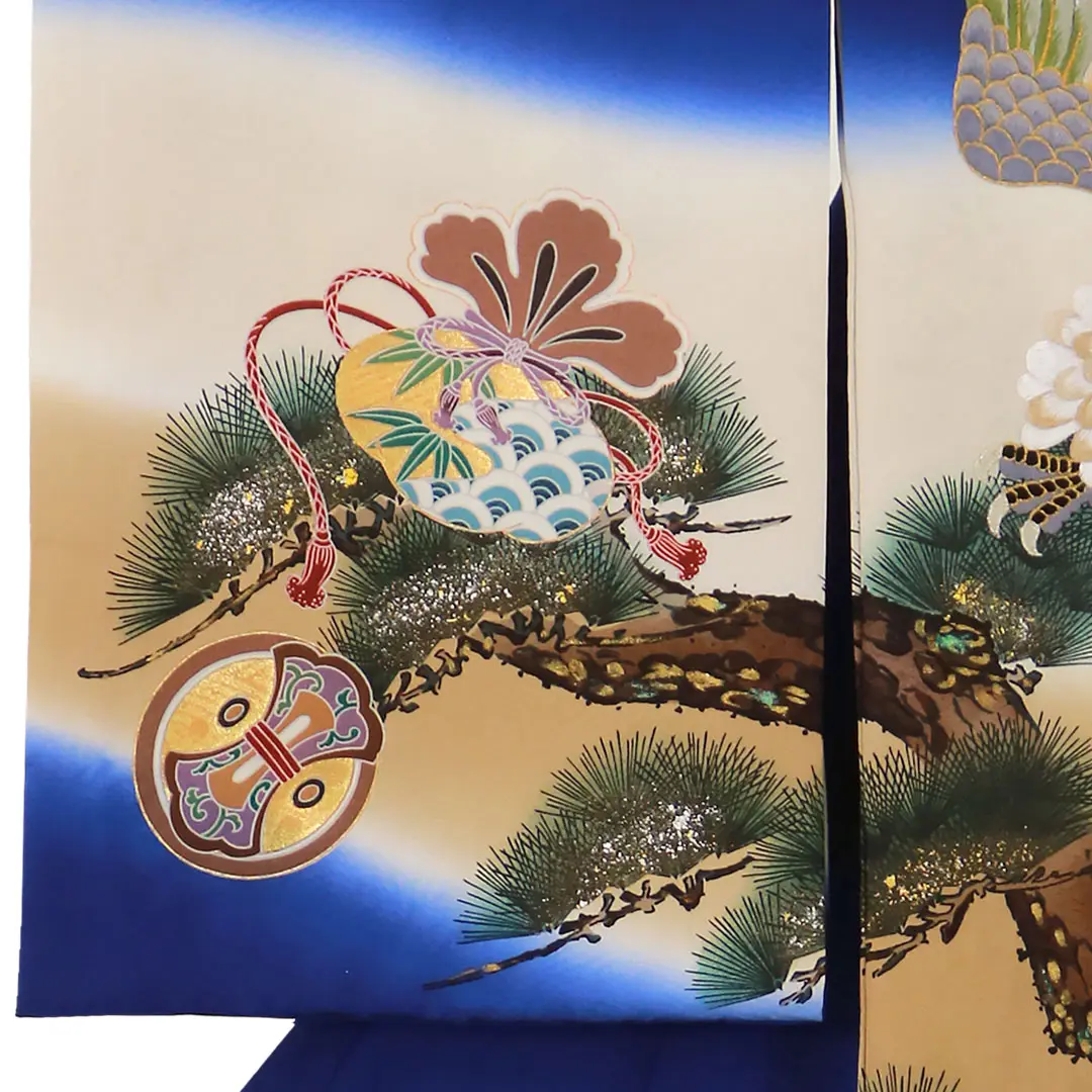 【総刺繍】 お宮参り産着／紺地に鷹と松、鼓の祝い着／男児／左袖詳細