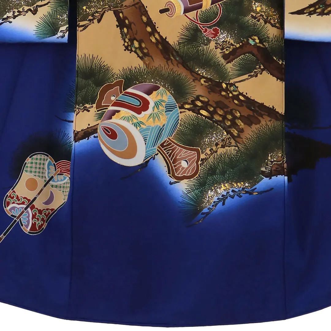 【総刺繍】 お宮参り産着／紺地に鷹と松、鼓の祝い着／男児／裾中央詳細