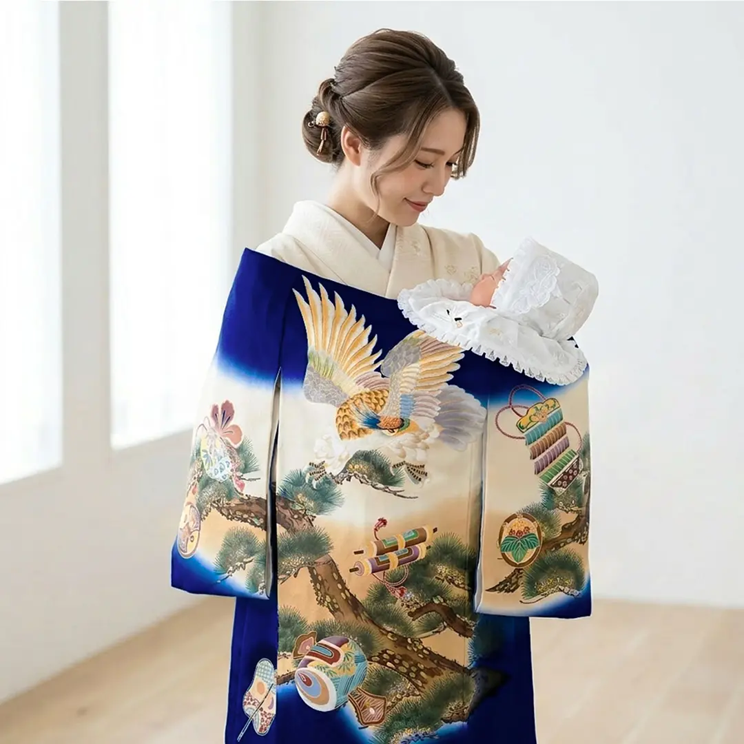 【総刺繍】 お宮参り産着／紺地に鷹と松、鼓の祝い着／男児／着用イメージ