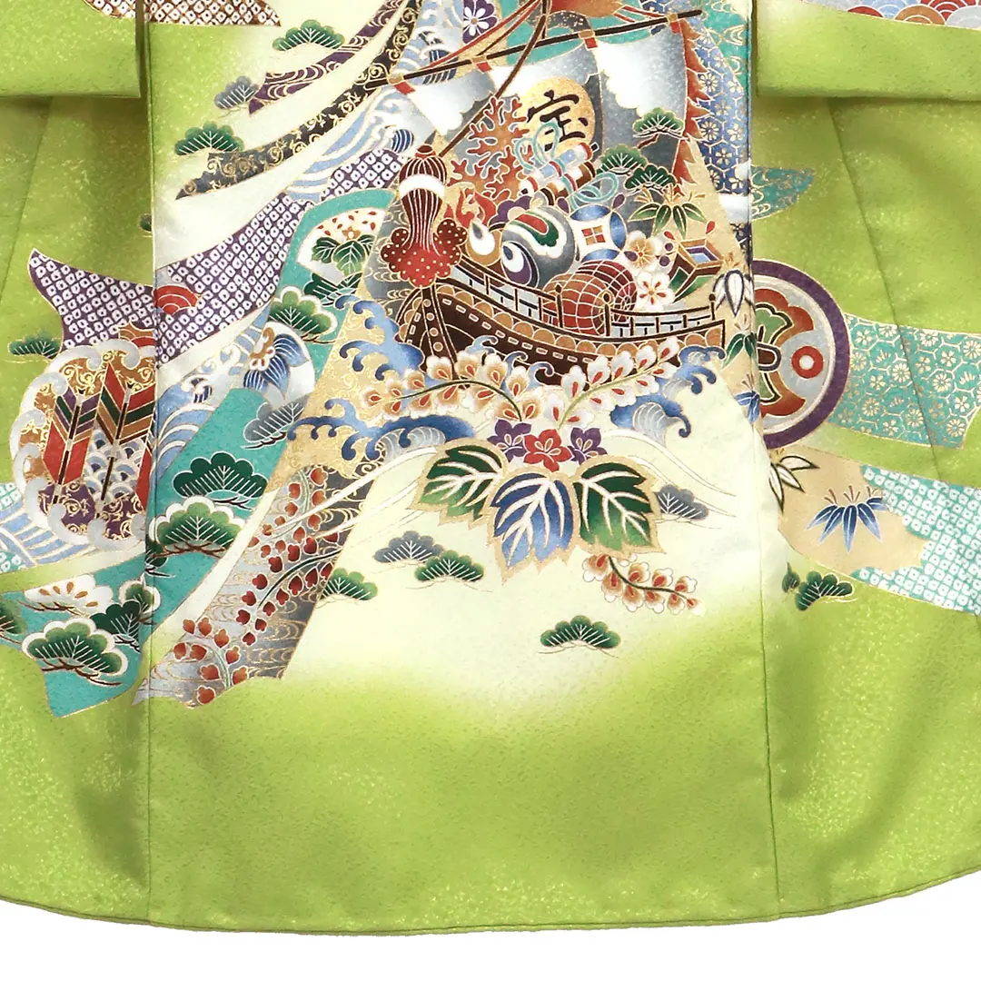 お宮参り産着／黄緑地に鷹と束ね熨斗、宝船の祝い着／男児（ポリエステル）／裾中央詳細