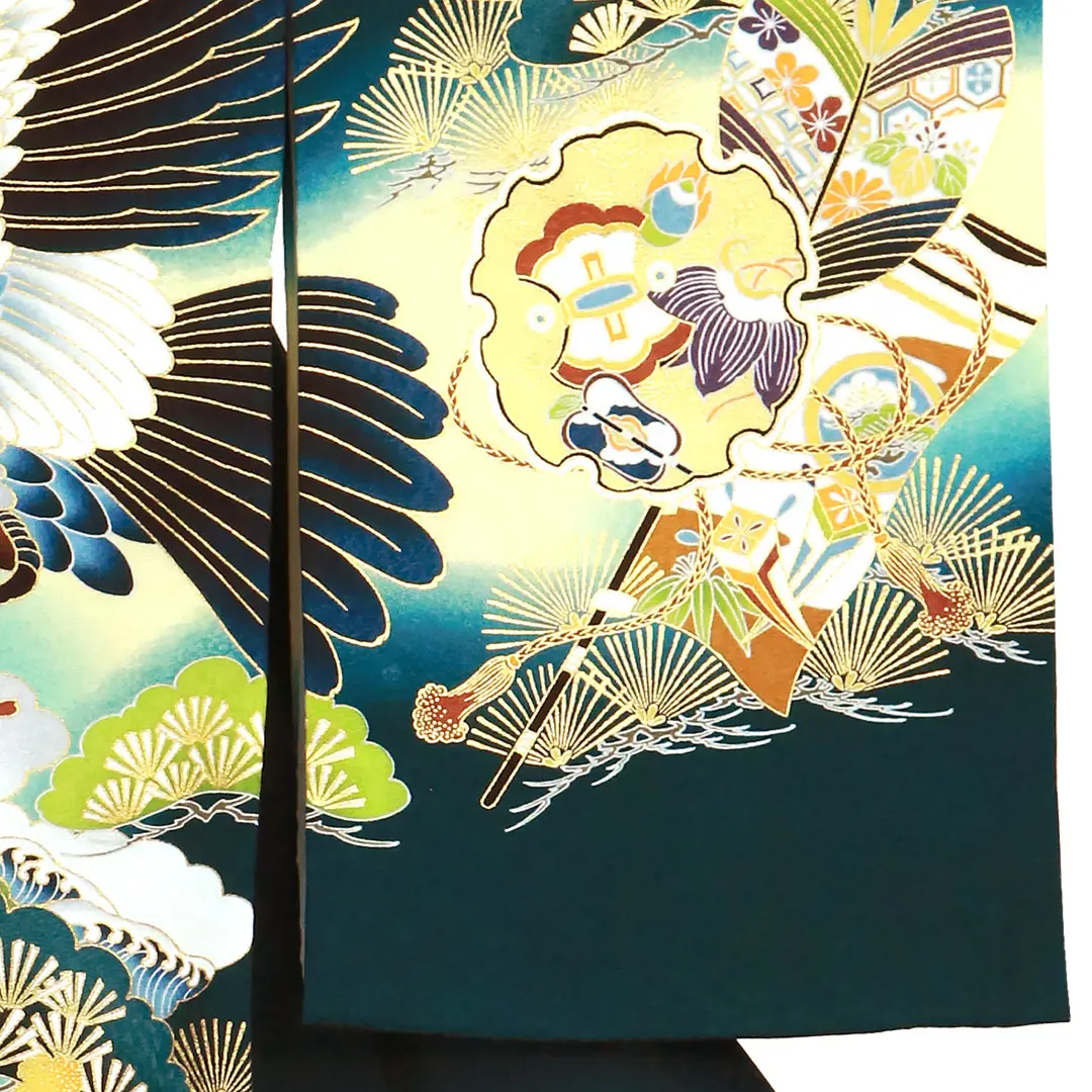 お宮参り産着／緑地に鷹と青松、雪輪の祝い着／男児／右袖詳細