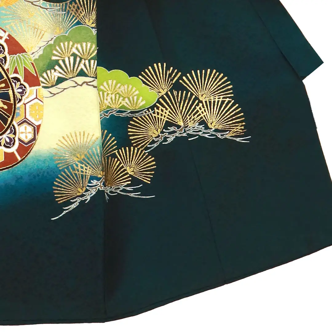 お宮参り産着／緑地に鷹と青松、雪輪の祝い着／男児／右裾詳細