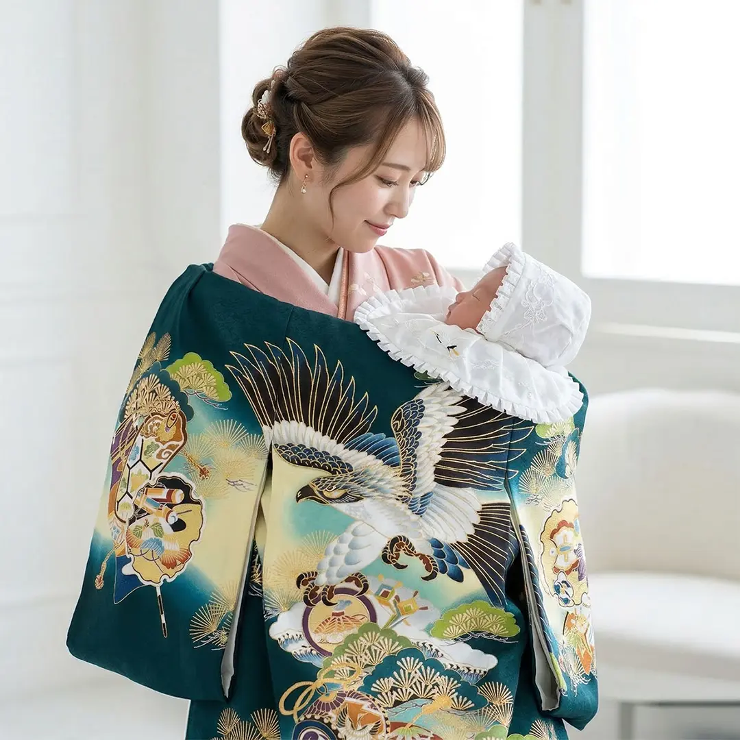 お宮参り産着／緑地に鷹と青松、雪輪の祝い着／男児／着用イメージ