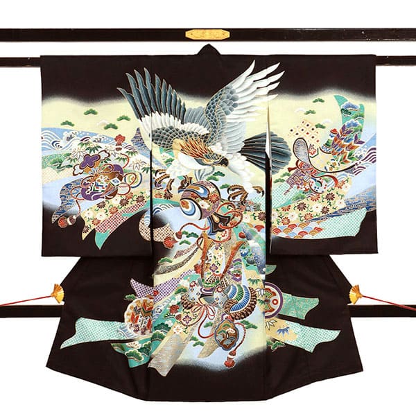 お宮参り産着／黒地に鷹と束ね熨斗の祝い着／男児（ポリエステル）