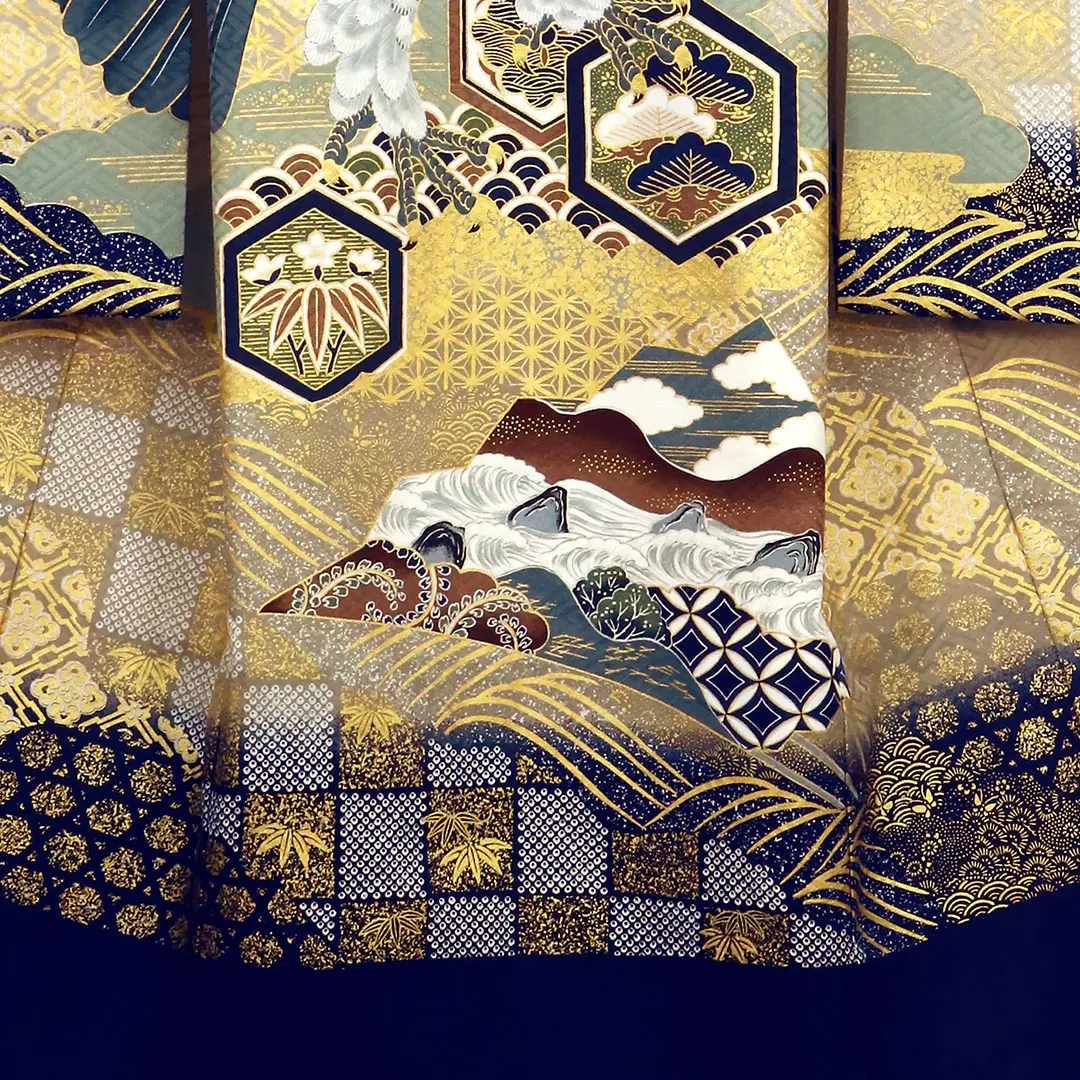 【五つ紋】お宮参り産着／紺地に鷹と亀甲、波の祝い着／男児／裾中央詳細