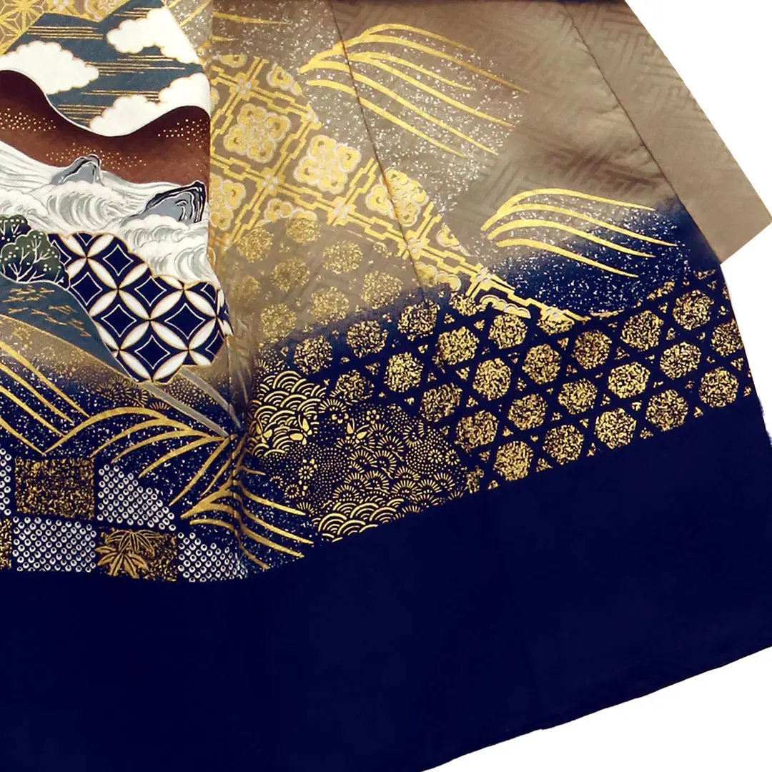 【五つ紋】お宮参り産着／紺地に鷹と亀甲、波の祝い着／男児／右裾詳細